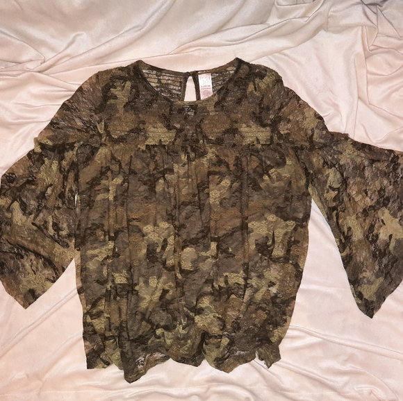 SMOCKED YOKE LACE PEASANT GREEN CAMO TOP W/BELL SLEEVES | LARGE - Picture 2 of 10